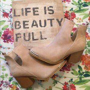 ❌ sold Cutout booties